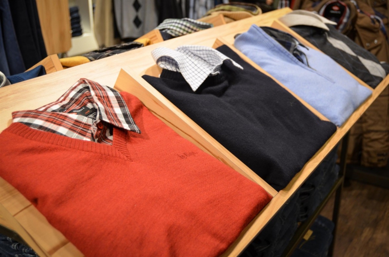 magasin-GATTIERES-min_sweater_sweaters_shirts_exhibition_shop_shopping_shelf_buy-940699